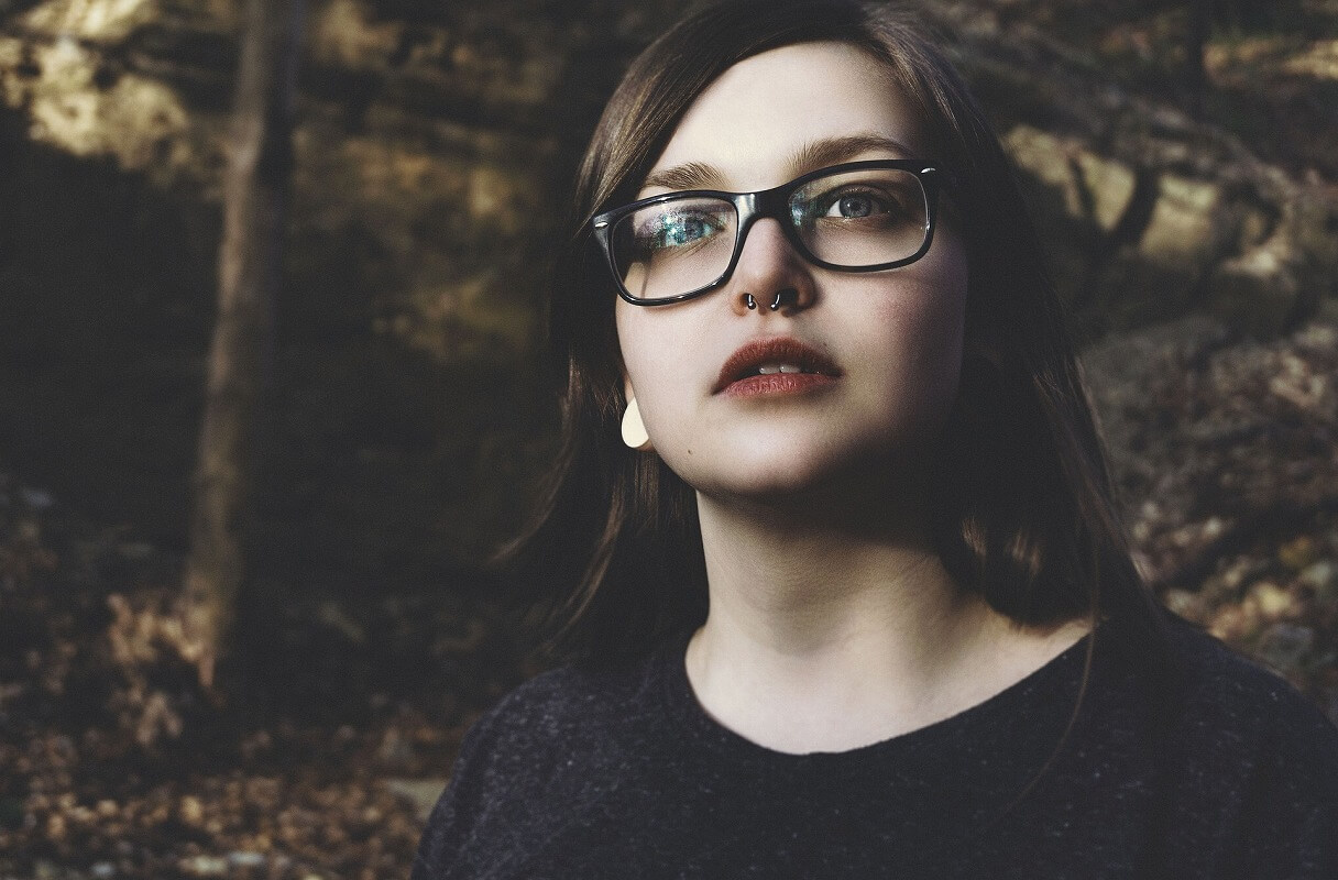 鼻ピアスをしている女性