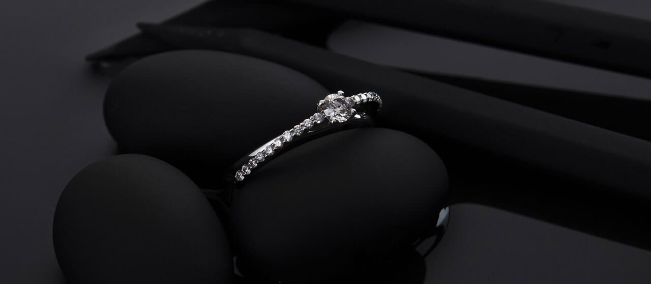 結婚指輪に黒い指輪をするのはあり？黒い指輪の意味と特徴を徹底解説。