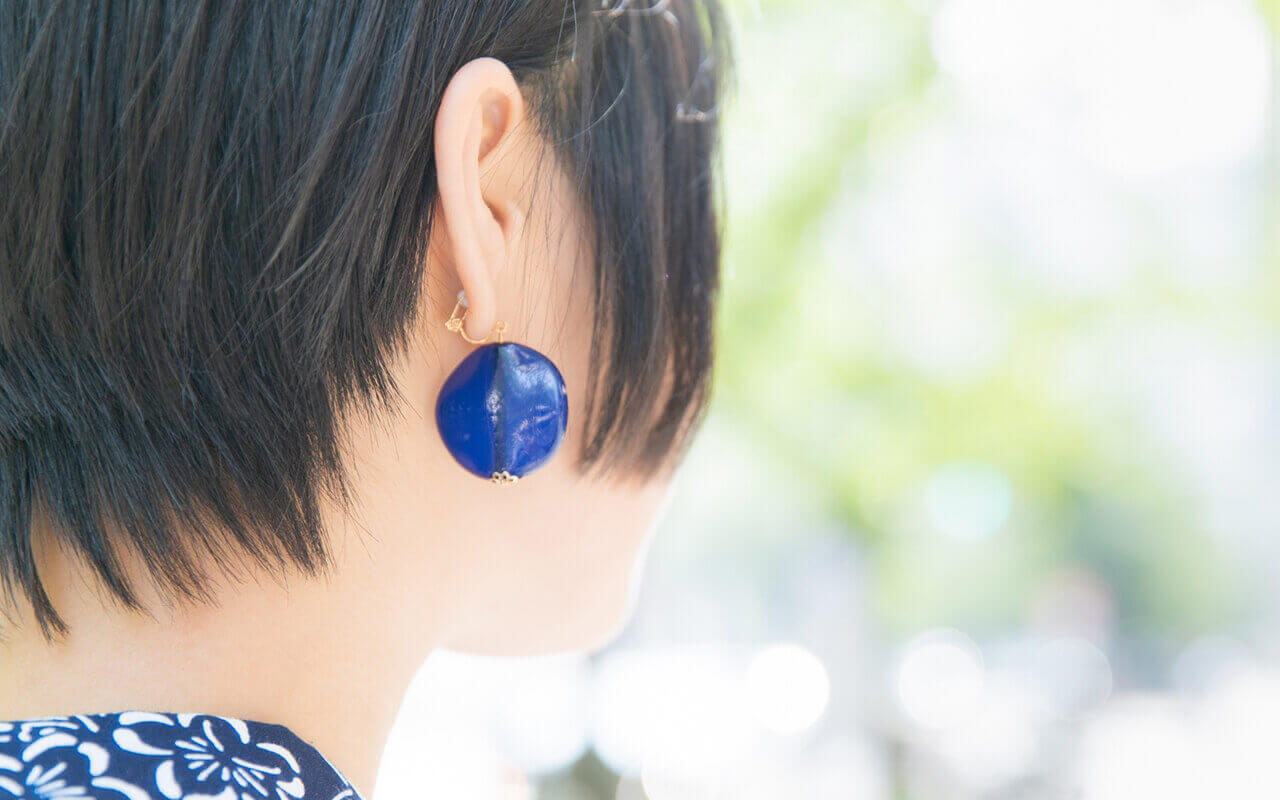 ピアスをしている女性