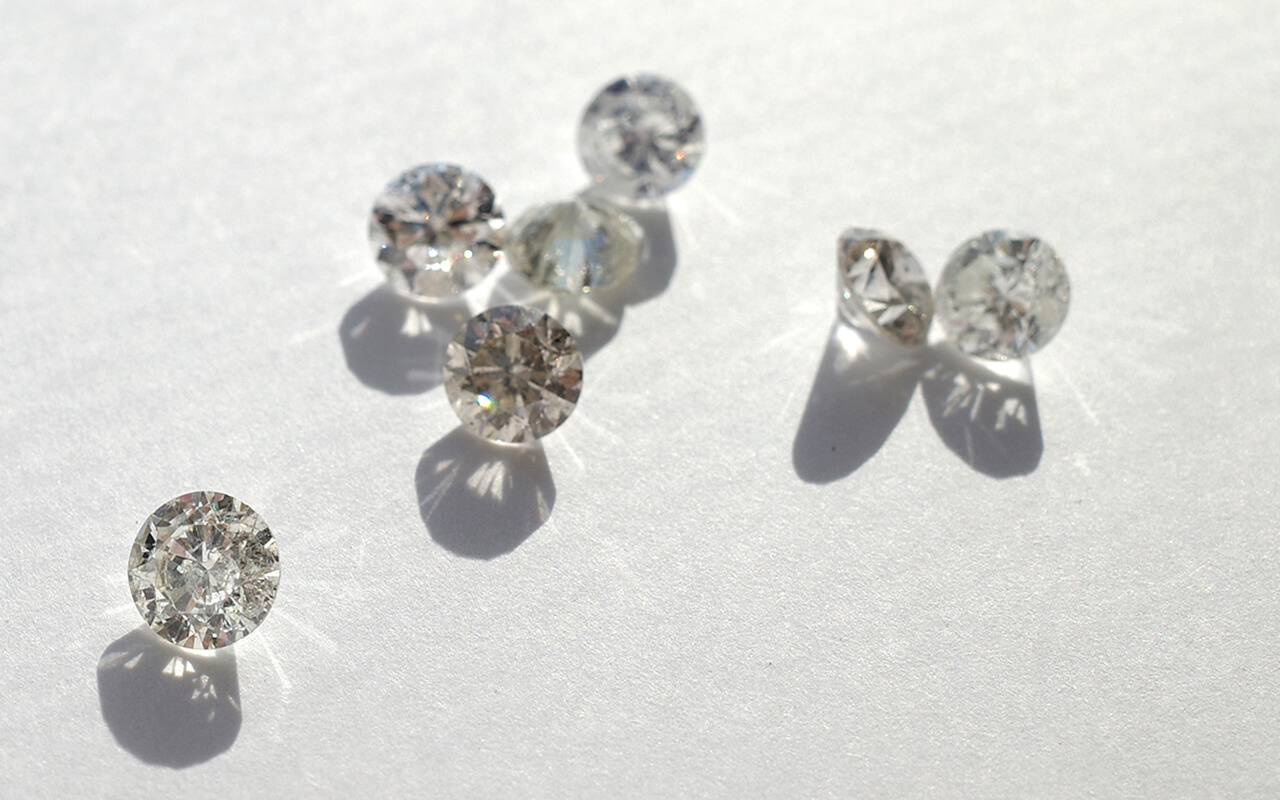 透明感あるストーンの写真