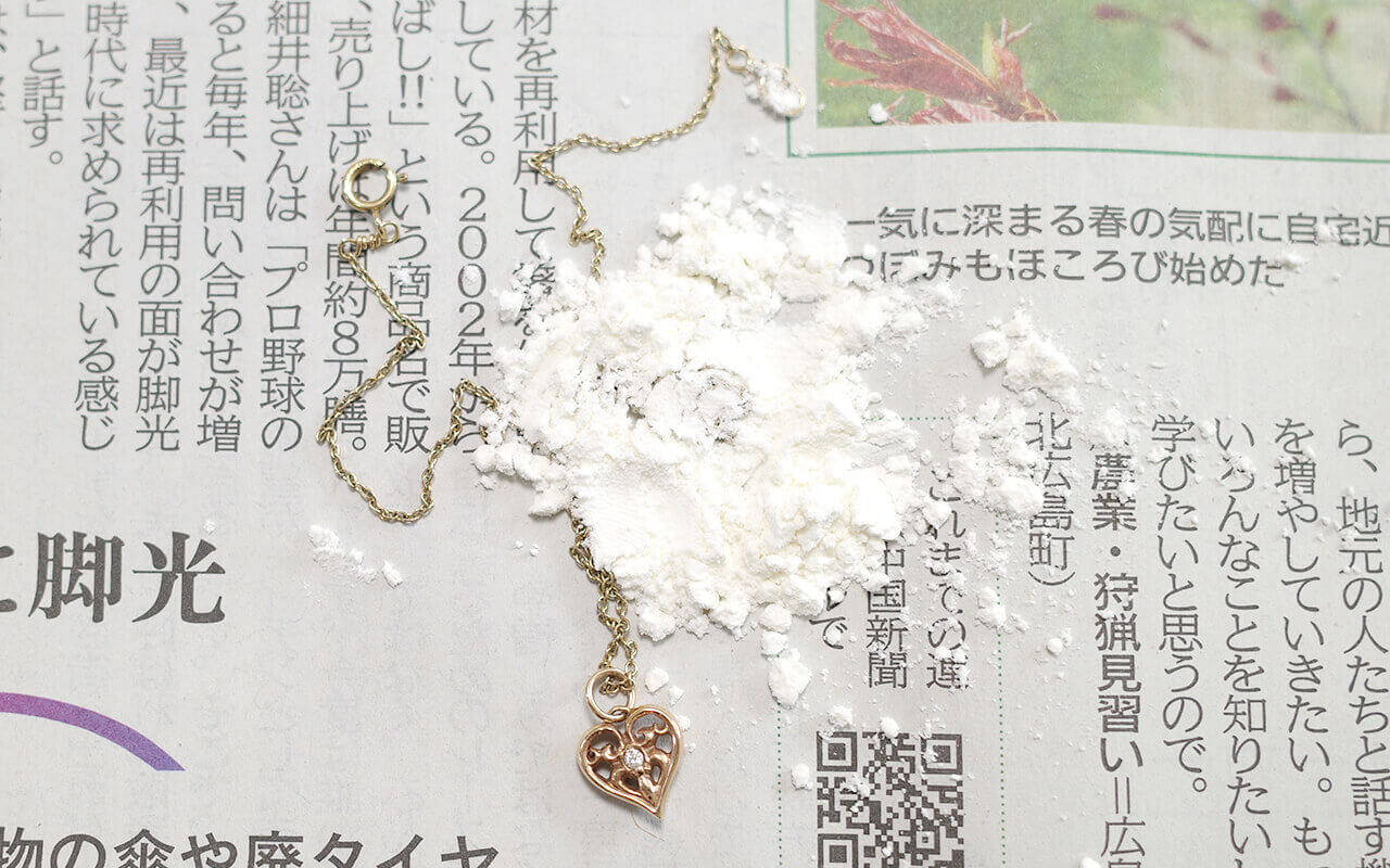 絡まったネックレスにパウダーをふりかけた写真