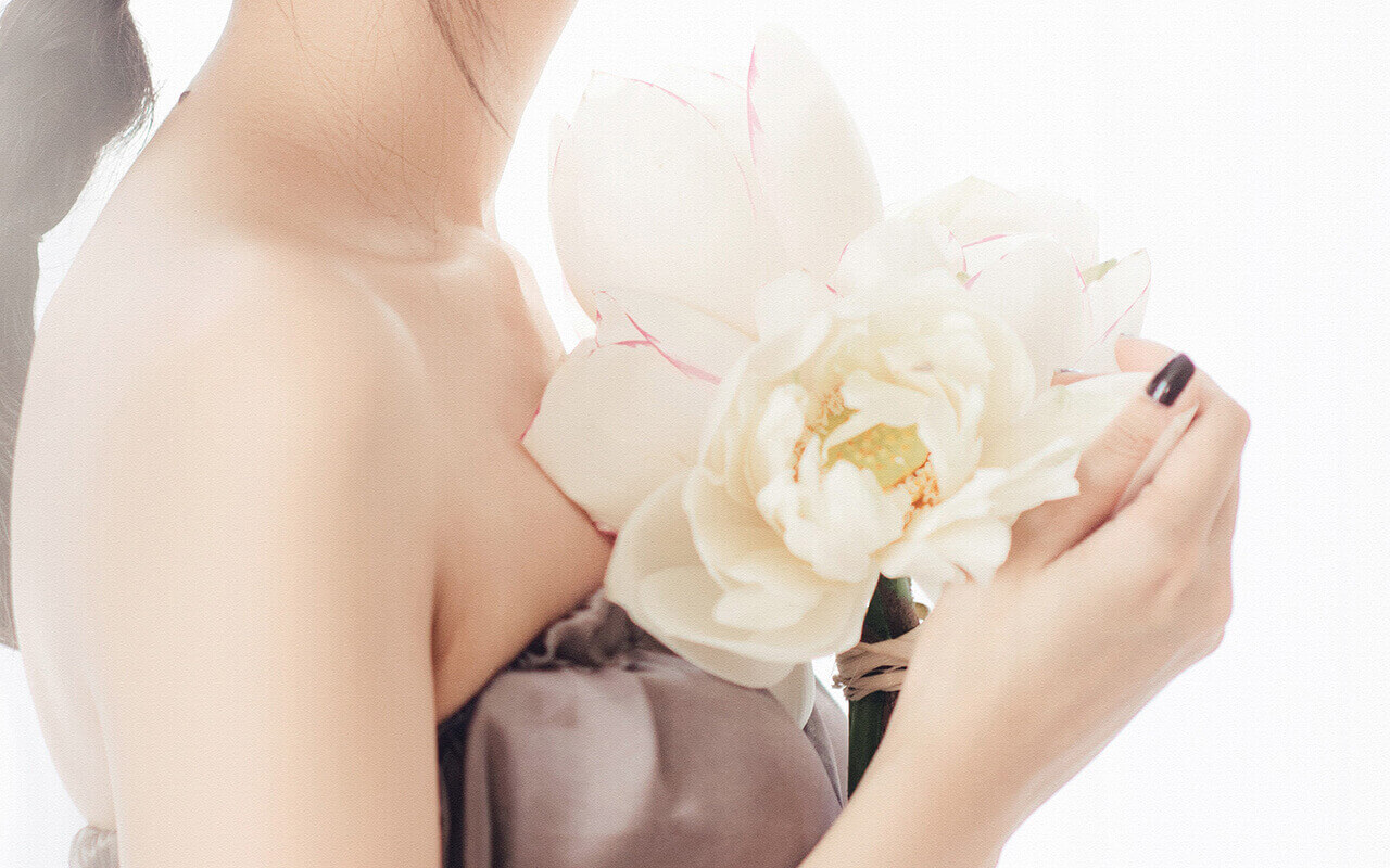 横向きの女性の写真