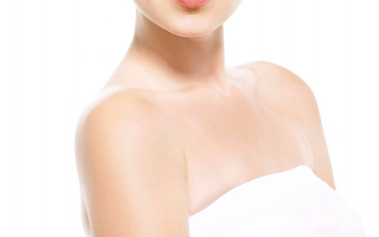 首が細くて華奢な女性のイメージ写真
