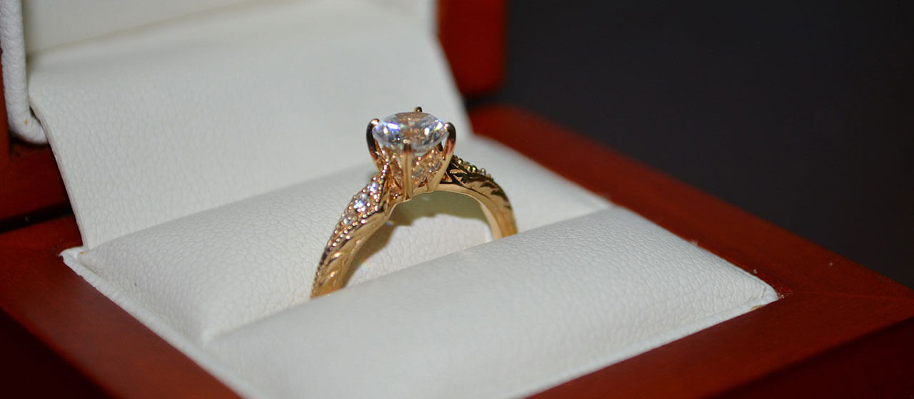 婚約指輪はなぜ贈るの？それぞれが持つ5つの意味とは。