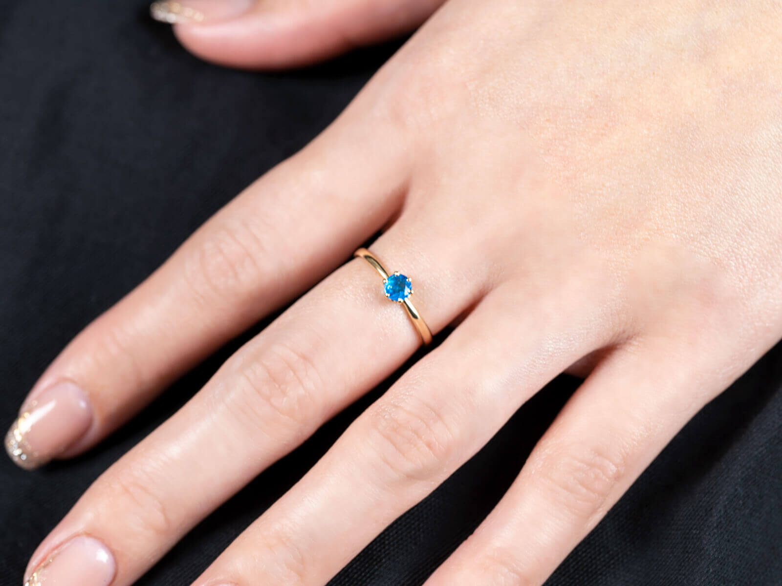 ネオンブルーアパタイトの指輪の着用イメージ