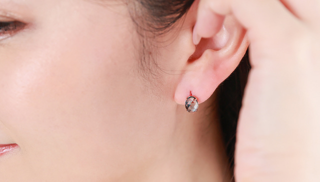 ロンドンブルートパーズのピアス着用画像