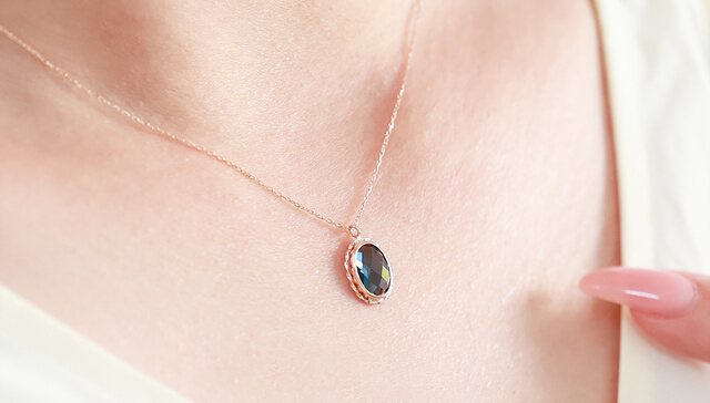 ロンドンブルートパーズのネックレス着用画像