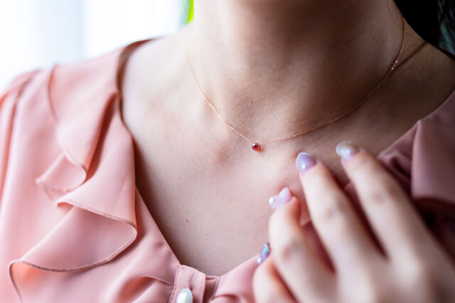 オレンジサファイアのネックレス着用画像