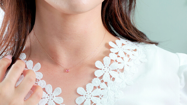 ピンクトルマリンのネックレス着用画像