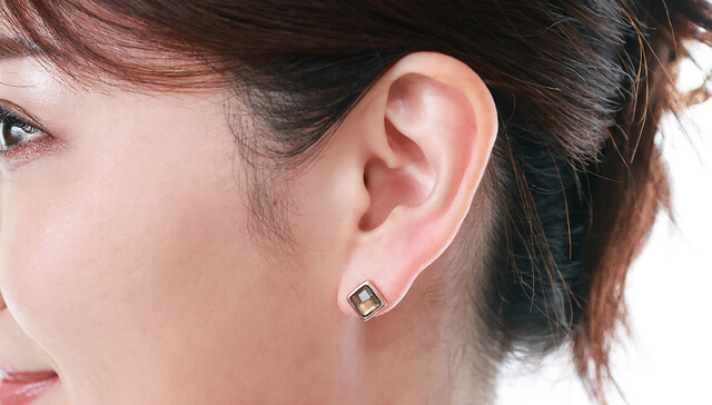 スモーキークォーツのピアス着用画像