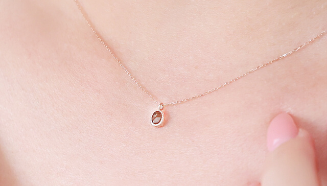 スモーキークォーツのネックレス着用画像