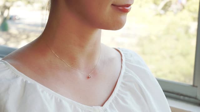 モルガナイトのネックレス着用画像