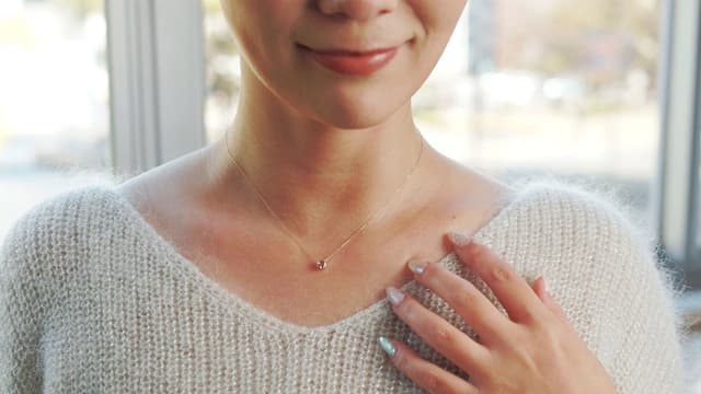 モルガナイトのネックレス着用画像