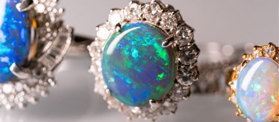 ブラックオパールの指輪の画像