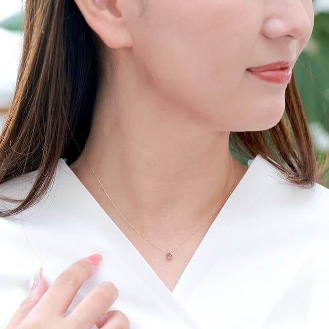 カラーチェンジガーネットのネックレス着用画像