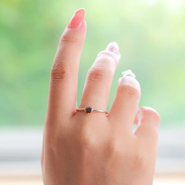 カラーチェンジガーネットのリング着用画像