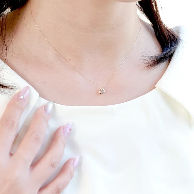 ゴールデンルチルクォーツのネックレス着用画像