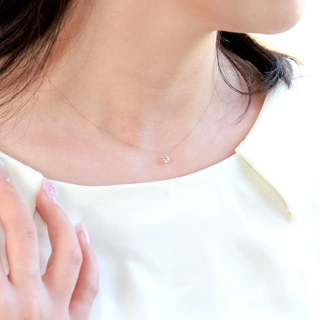 ゴールデンルチルクォーツのネックレス着用画像