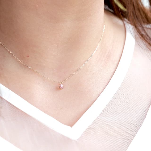 ロードクロサイトのネックレス着用画像